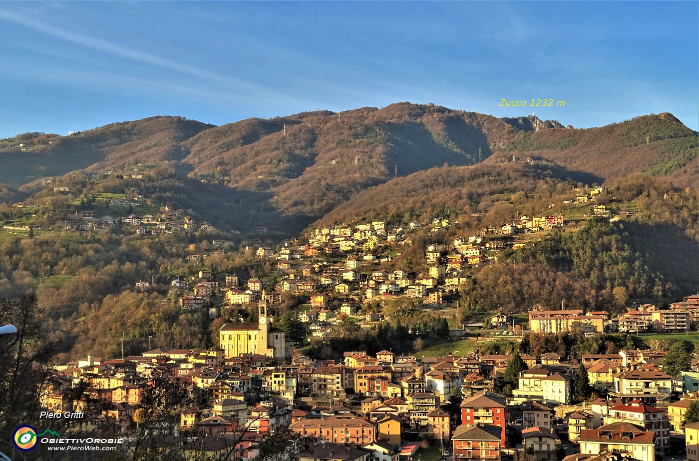 01 In alto a dx brilla la croce del Monte Zucco, ok, domani ci salgo.JPG -                                